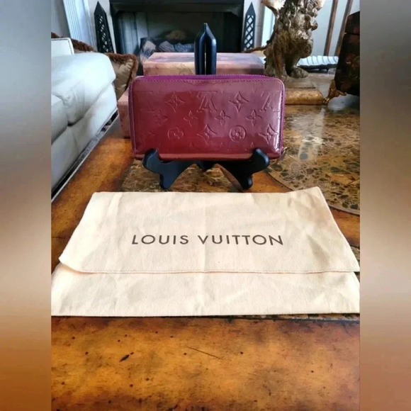 Louis Vuitton Handbags - Louis Vuitton Vernis wallet